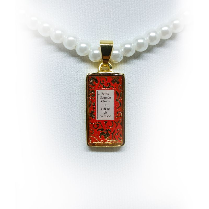 -Pingente-dourado-Sutra-Sagrada-vermelha-colar-perola-detalhe